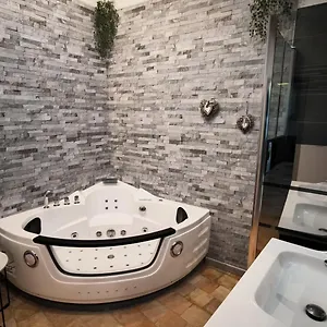 https://le-riez.fr-provencehotel.com